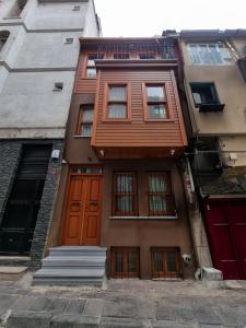 un edificio con puertas naranjas en una calle en HaciBayramApart en Estambul
