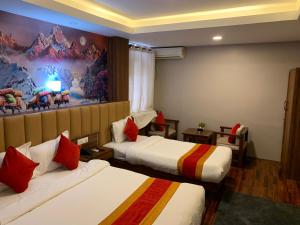 Una cama o camas en una habitación de Redstone Regency Hotel