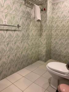 Un baño de Redstone Regency Hotel