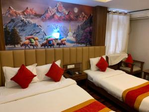 Una cama o camas en una habitación de Redstone Regency Hotel