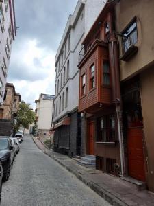 una calle vacía con un edificio al lado de una calle en HaciBayramApart en Estambul