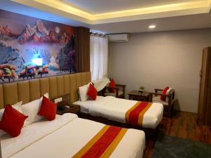 Una cama o camas en una habitación de Redstone Regency Hotel