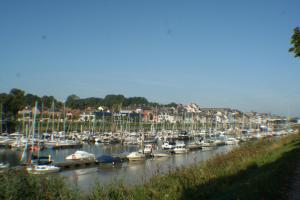 Er liggen boten in een haven. bij Echappée en Baie de Somme - vue magnifique sur la Baie in Saint-Valery-sur-Somme