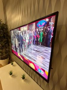TV de pantalla plana colgada en la pared en Carreteria Deluxe, en Málaga