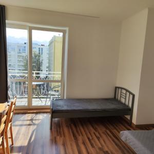 sypialnia z łóżkiem i dużym oknem w obiekcie Sleepy3city Apartments 10 Lutego 23 w mieście Gdynia