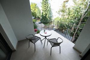 un patio con tavolo e sedie sul balcone. di MM Residence Mostar a Mostar