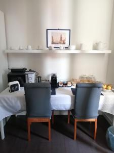 A kitchen or kitchenette at I DIOSCURI