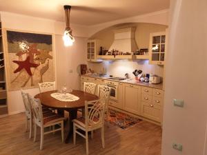 Cucina o angolo cottura di SUNSET VIBES DURRËS