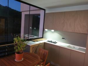 Cucina o angolo cottura di SUNSET VIBES DURRËS