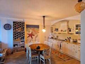 una cucina con un tavolo di legno e una sala da pranzo di SUNSET VIBES DURRËS a Durrës