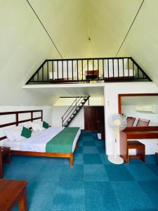 1 dormitorio con 1 cama y escalera en Waterfalls View Resort, en Talawakele