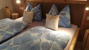 Duas camas num quarto com almofadas azuis e brancas em Groneshof em Longega