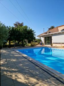 - une piscine en face d'une maison dans l'établissement chambre hôte avec piscine - La Vialatte, à Gaillac