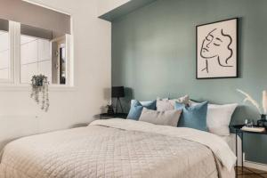 ein Schlafzimmer mit einem großen Bett mit blauen Wänden in der Unterkunft Fully equipped and bright apartment in Paradis in Bergen