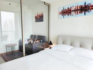 เตียงในห้องที่ 芭提雅高层海景奢华公寓The Riviera Jomtien生香家直达海滩3206