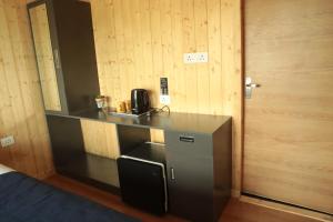 Munroe IslandGreenChromide Homestays的带微波炉的柜台的小厨房 更多37张照片