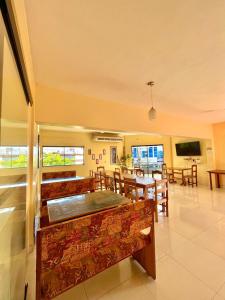 - une salle à manger avec une table et des chaises dans l'établissement Hotel Centro Villarrica, à Villarrica