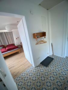 a living room with a couch and a piano at Kleine-Radoase in Weilburg