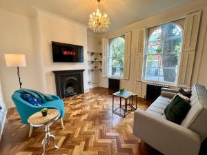 a living room with a couch and a fireplace at Islington - Greater London Apartment in London