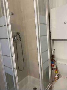 La salle de bains est pourvue d'une douche vitrée. dans l'établissement Les Deux Alpes, Appartement pour couple, à Les Deux Alpes