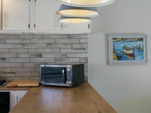 TV a/nebo společenská místnost v ubytování OppiDam Gastehuis + 31 fotografií