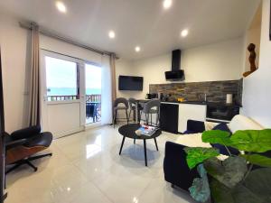 a living room with a couch and a table at Le Bellevue - Beaux appartements avec vue splendide in Palaiseau