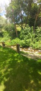 una valla de madera en un campo de césped verde en Turisme Rural Ca l'Axai casa 3, en Pi