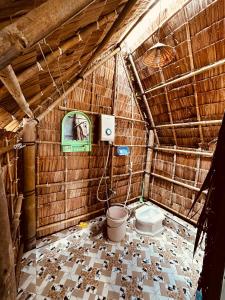 e bagno con servizi igienici su una parete in legno. di Phú Sĩ Homestay và Seafood Núi Cấm 