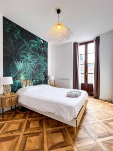 - une chambre avec un grand lit blanc dans l'établissement Hyper-centre de Grenoble, ambiance tropicale, wifi fibre, à Grenoble