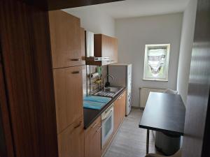 Una cocina o cocineta en FeWo2 Köthen