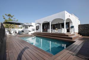 una villa con piscina y una casa en Villa Maylands, en Playa Blanca