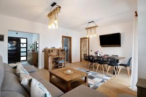 una sala de estar con un sofá y una mesa en Villa Maylands, en Playa Blanca