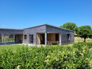 een modern huis met een zwarte gevel bij Gîtes des Embruns in Agon Coutainville