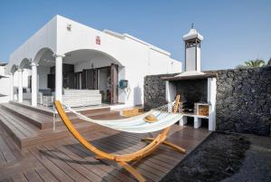 una hamaca en una terraza frente a una casa en Villa Maylands, en Playa Blanca
