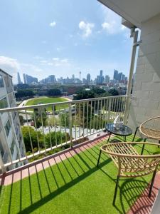 Sunny studio and the best view of the city, Glebe في سيدني: شرفة مع كراسي وطاولات وإطلالة على المدينة