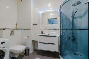 y baño con ducha, lavabo y aseo. en Family Apartment Żoliborz by Renters, en Varsovia