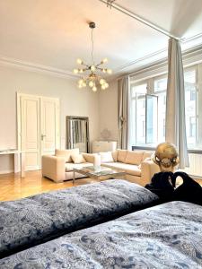 een vrouw op een bed in een woonkamer bij Stephansdom apartment in Wenen