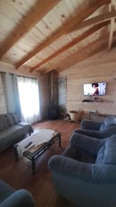 a living room with couches and a flat screen tv at Casa Loncoche Villarrica con 3 Dormitorios in Loncoche