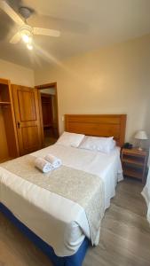 1 dormitorio con 1 cama con 2 toallas en Hotel Tissiani Canela, en Canela