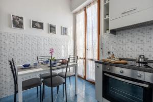 Kuchyň nebo kuchyňský kout v ubytování Pisa Quiet and Bright Flats with Balcony