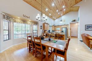 comedor y cocina con mesa y sillas en Osprey Cabin, en Pinetop-Lakeside