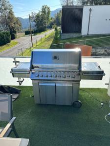 een barbecue op de top van een tuin bij Villa Ossiacher Tauern in Feldkirchen in Kärnten