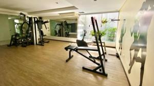 een fitnessruimte met een loopband en een stoel in een kamer bij Imperial Flat Tambaú 311 in João Pessoa