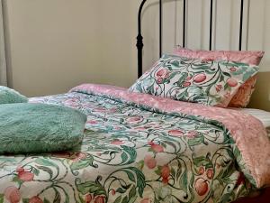 Ένα ή περισσότερα κρεβάτια σε δωμάτιο στο Cosy apartment in West London