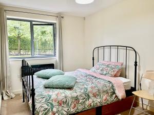 Giường trong phòng chung tại Cosy apartment in West London