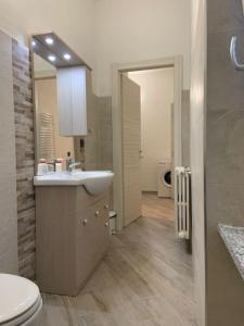 a bathroom with a sink and a toilet at Al Canun di Casale Monferrato in Casale Monferrato