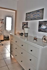 Televízia a/alebo spoločenská miestnosť v ubytovaní Appartement sur les Hauteurs de Port-Vendres