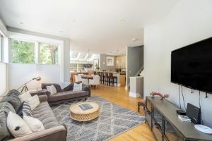 un salon avec un canapé et une télévision à écran plat dans l'établissement East Side Hideaway condo, à Telluride