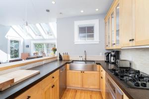 une cuisine avec un évier et une cuisinière four supérieur dans l'établissement East Side Hideaway condo, à Telluride