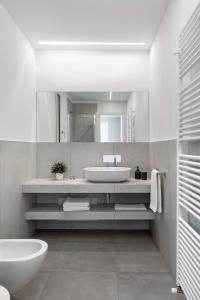 Bilik mandi di Residence Conca Verde with pool +22 gambar